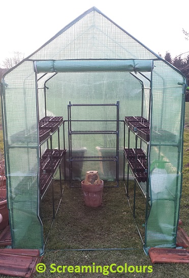 Gewächshaus mit verschiedenen Sämereien