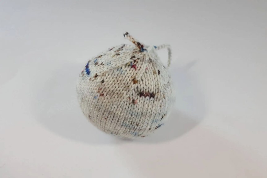 gestrickte Christbaumkugel