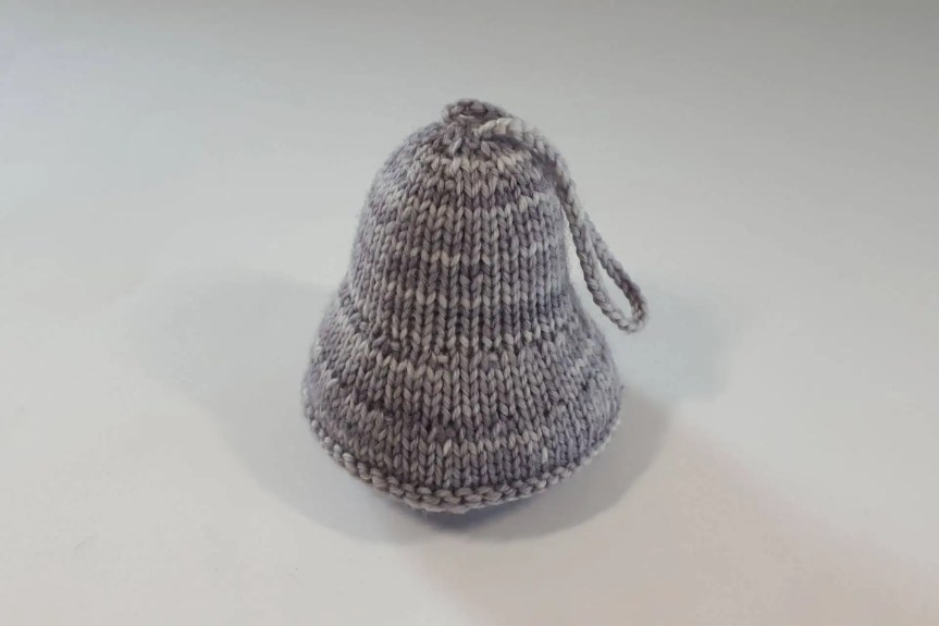 handgestrickte Glocke für den Weihnachtsbaum